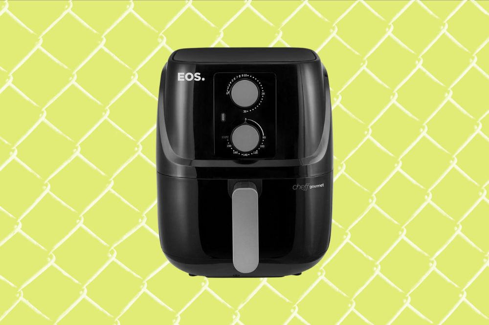 Imagem de uma air fryer preta com dois botões na frente e um puxador, em um fundo amarelo.