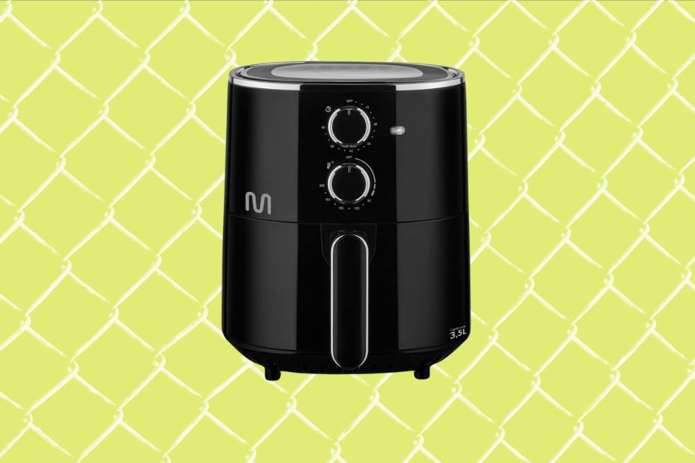 Imagem de uma air fryer preta com dois botões na frente, em um fundo amarelo.
