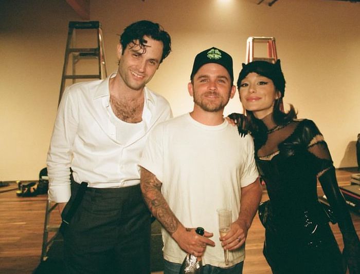 Penn Badgley celebra participação em clipe de Ariana Grande