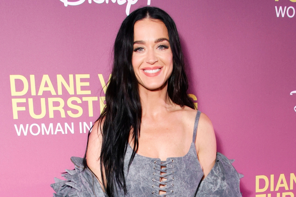 Katy Perry usa look de marca brasileira que foi desfilado no SPFW