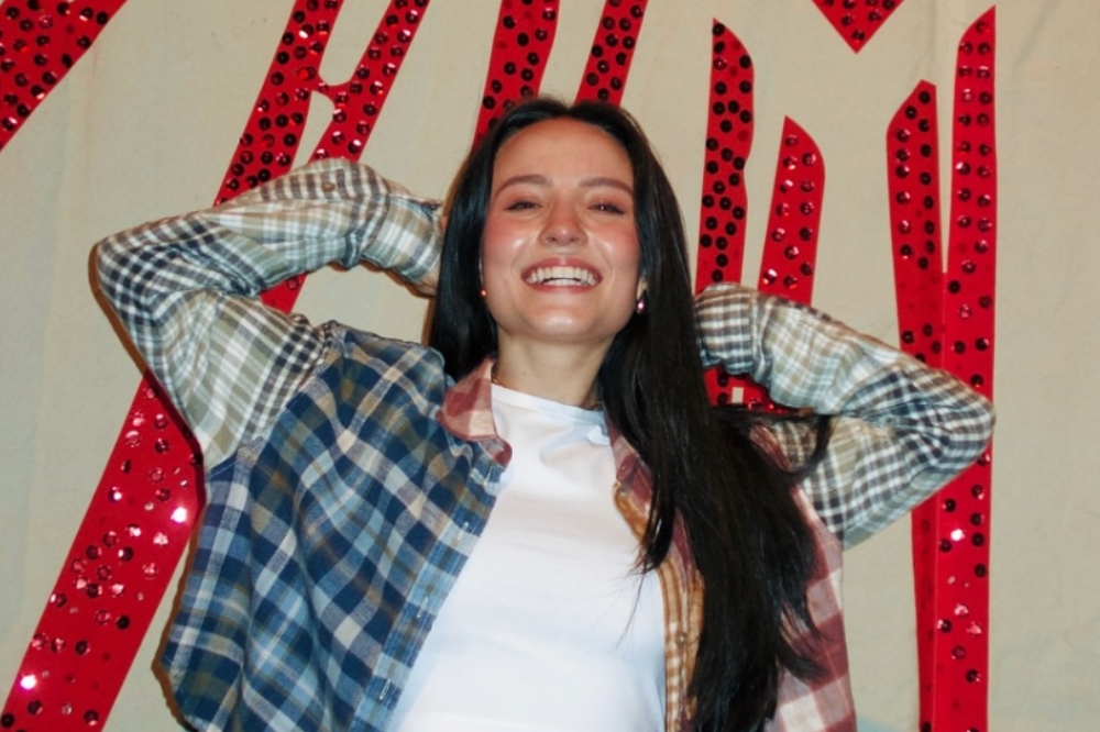 Larissa Manoela montou look fofo de Festa Junina com camisa xadrez