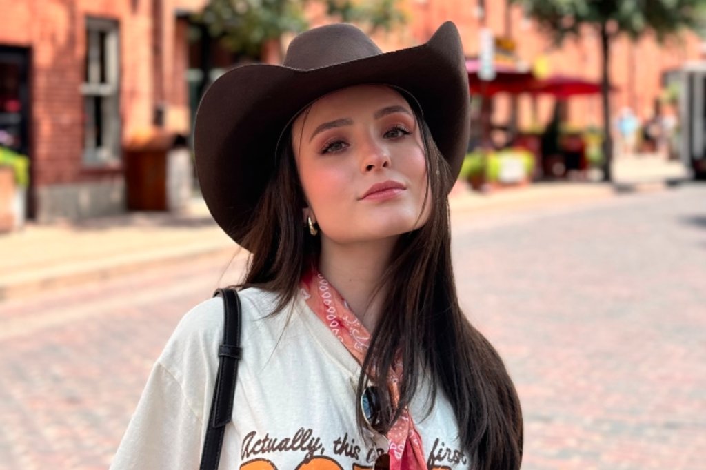 Larissa Manoela usa looks na estética ‘cowboycore’ em viagem ao Texas