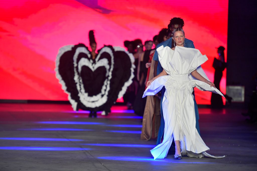 Guilherme Valente narra altos e baixos do amor-próprio em desfile