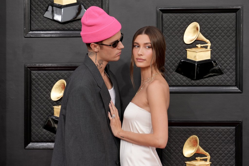 Justin e Hailey Bieber anunciam nascimento de filho com foto fofa