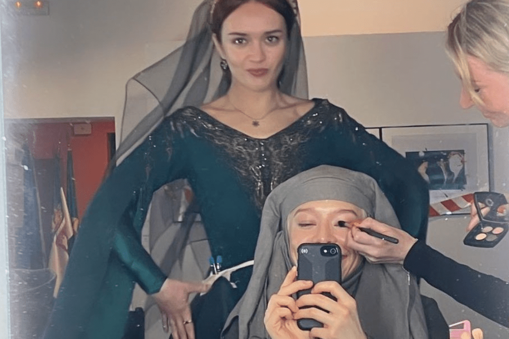 Emma D’arcy prova que é gente como a gente ao usar ‘iphone de botão’