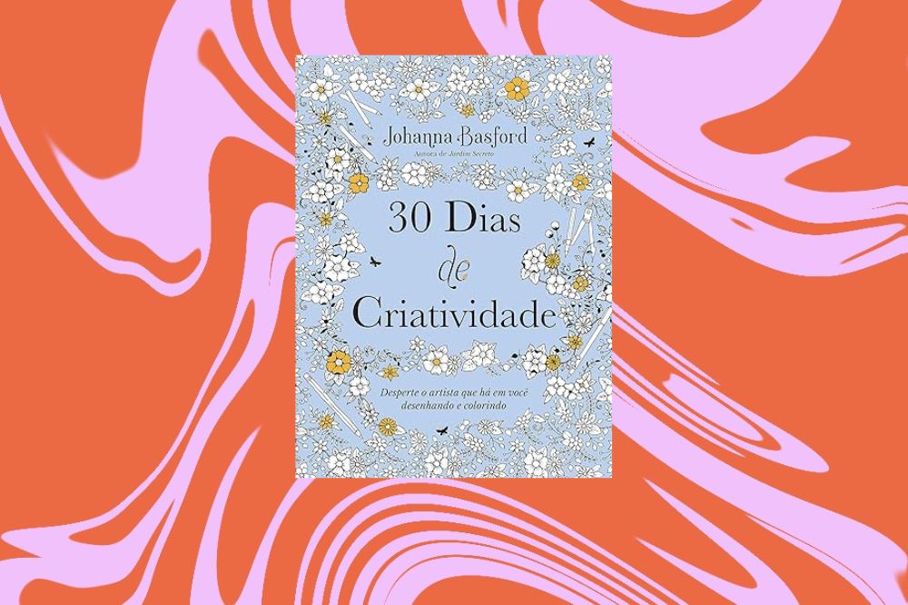 6 livros que explicam o que é criatividade e podem estimular a sua Imagem de um livro azul claro com flores brancas em um fundo rosa e laranja.