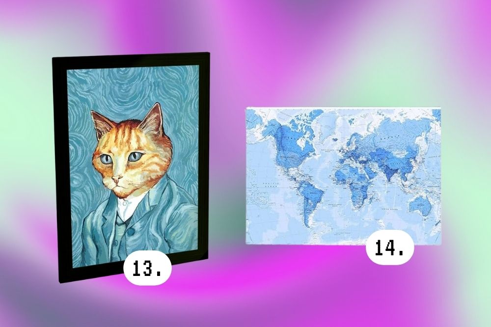 Imagem de dois quadros decorativos, um do mapa mundi azul e outro de um gato como Van Gogh azul, em um fundo roxo e verde.