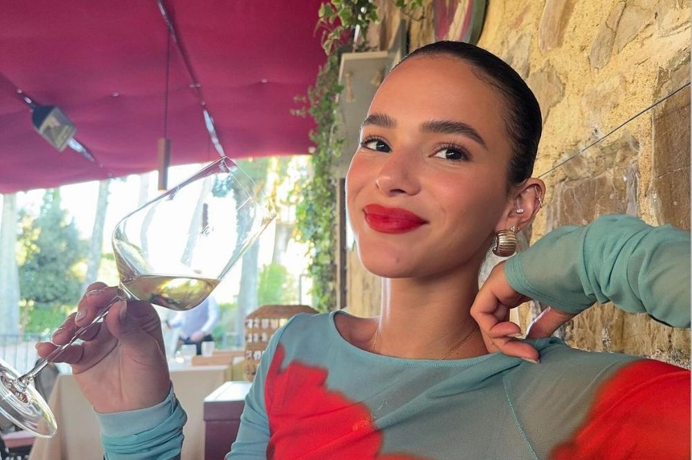 Bruna Marquezine surpreende com pés de fora em look transparente