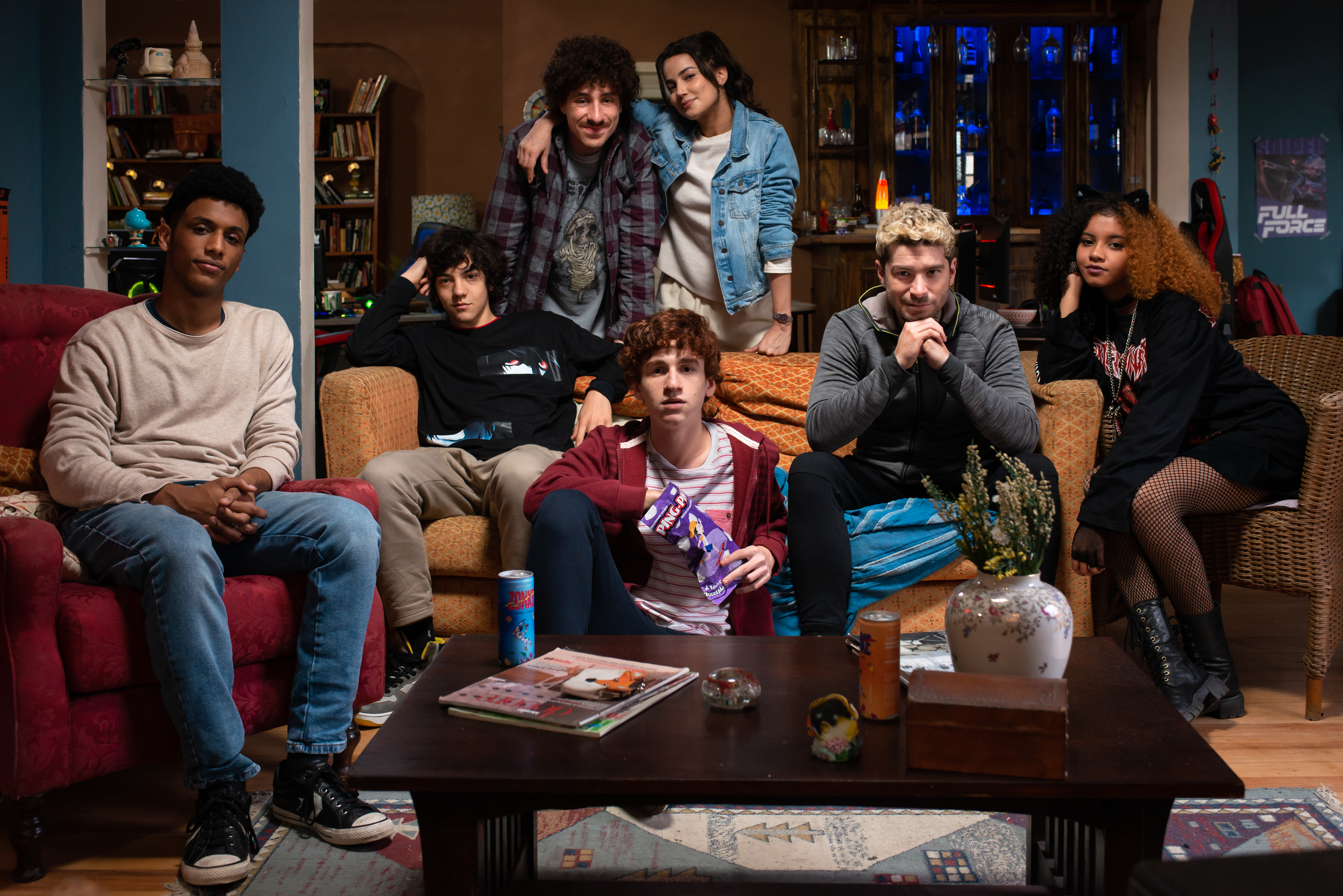 Rafa (Caio Cabral), Daniel (Cauã Martins), Patos (Erik Vesch) e Ana Paula (Nanda Marques), Ike (Luige Montez), Gui (Thiago Prade) e Kami (Laura Luz) posando em uma sala; alguns atores estão sentados em sofás e outros estão em pé