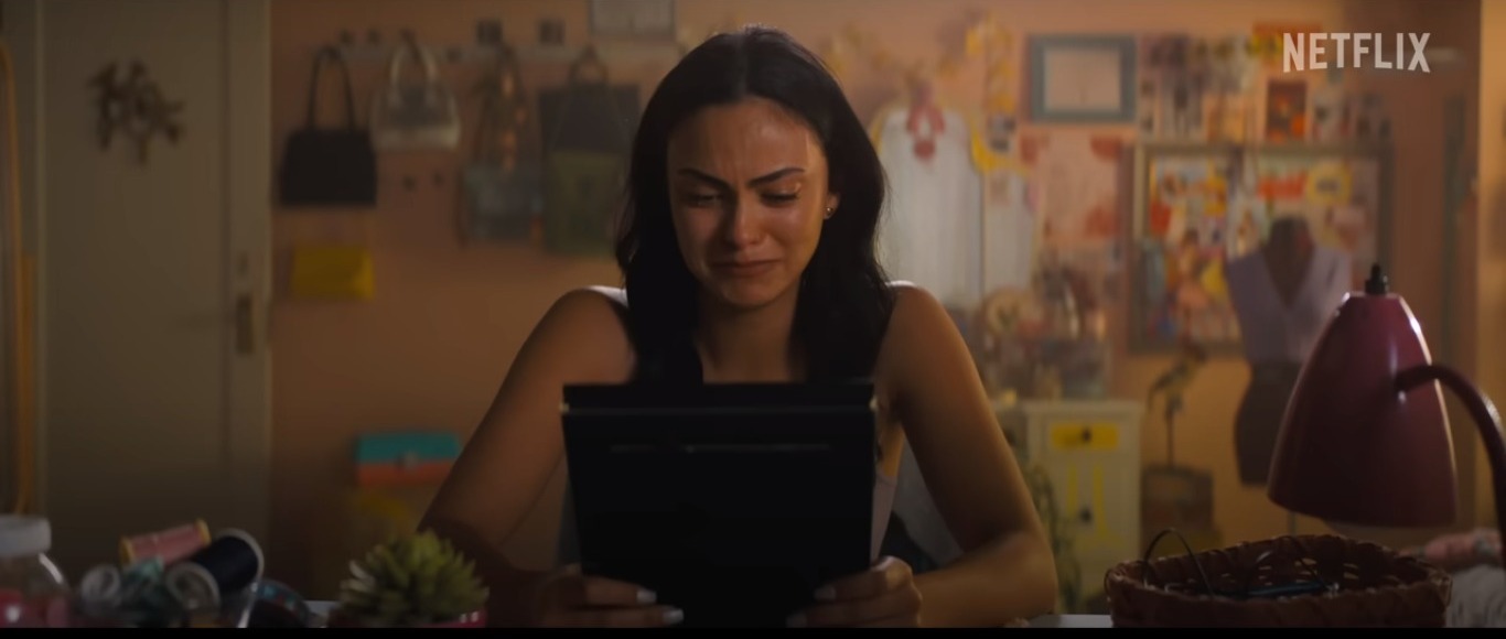Os quartos da ficção mais legais para você tirar ideias de decoração para o seu Imagem da atriz Camila Mendes no filme 'Justiceiras', no centro de um quarto chorando olhando para um porta-retrato.