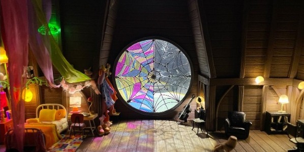 Os quartos da ficção mais legais para você tirar ideias de decoração para o seu Imagem do quarto de Wandinha e Enid, em Wandinha.