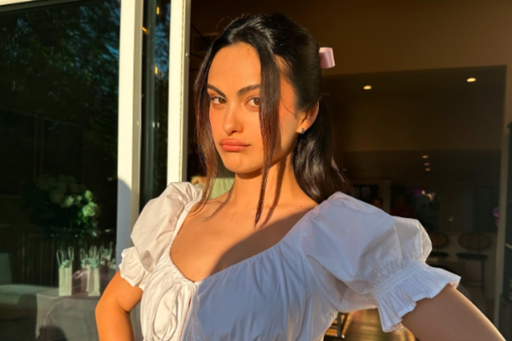 Estas unhas superfofas completaram o look de aniversário da Camila Mendes