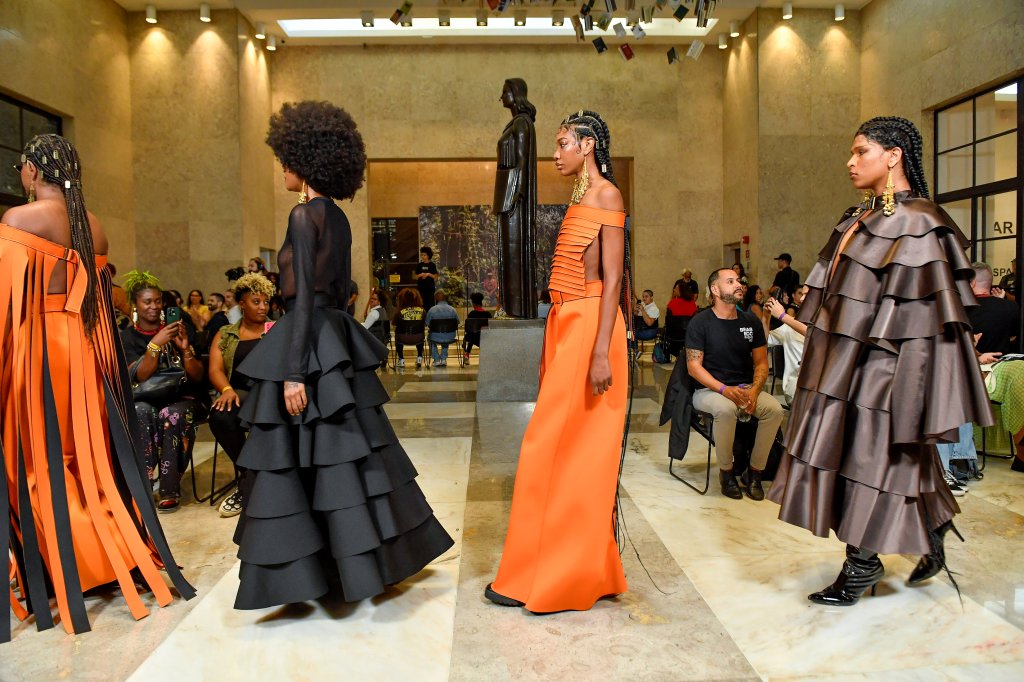 Jal Vieira explora o afro-surrealismo em desfile na Casa de Criadores