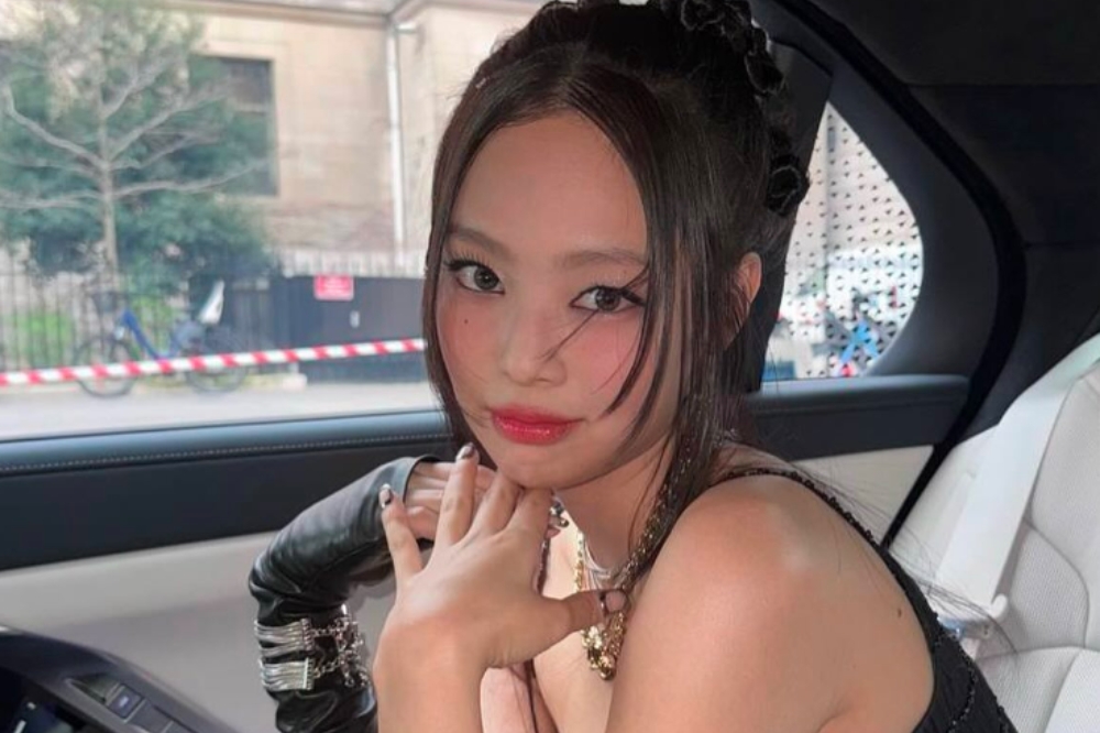 Jennie, do BLACKPINK, está amando usar sapatilha com vestido