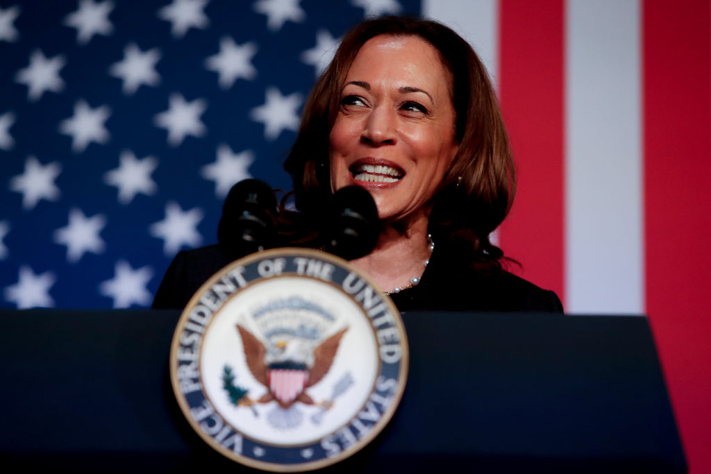 A vice-presidente Kamala Harris participa de uma conversa moderada com a ex-oficial de segurança nacional do governo Trump.