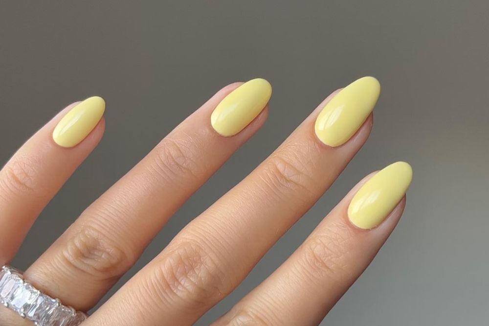 Nail arts com esmalte amarelo manteiga para você se inspirar na tendência