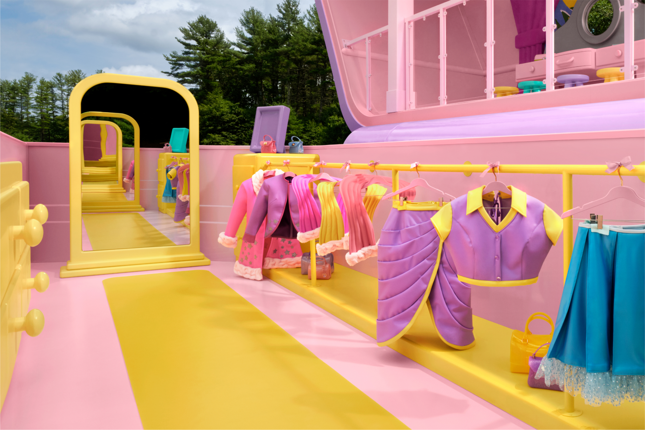 Airbnb da Polly Pocket Imagem do closet da Polly Pocket, com araras amarelas, espelho amarelo, roupas roxas, rosas e azuis.