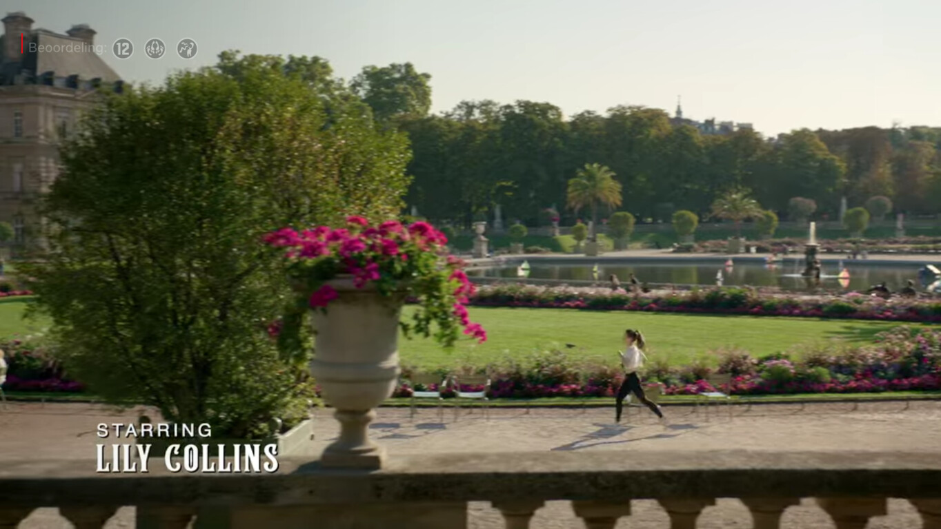 Cena de Emily em Paris, com Emily correndo no Jardim de Luxemburgo.