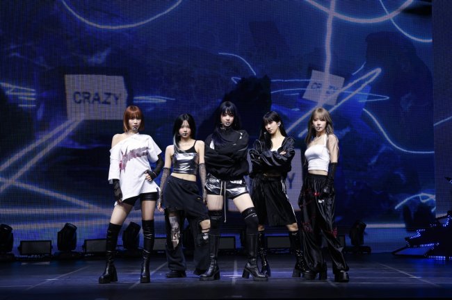 _CRAZY_ LE SSERAFIM CRAZY MEDIA SHOWCASE (1) LE SSERAFIM durante a coletiva de imprensa realizada na Coreia do Sul.