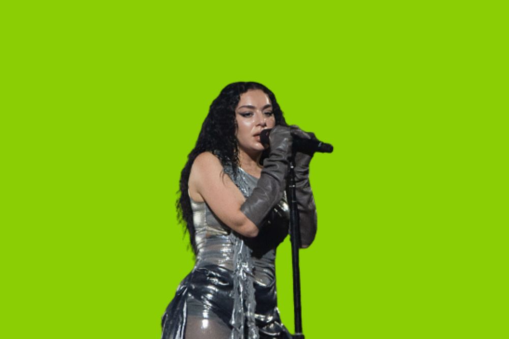 Além de BRAT, Charli XCX é a rainha do hyperpop e dos desajustados