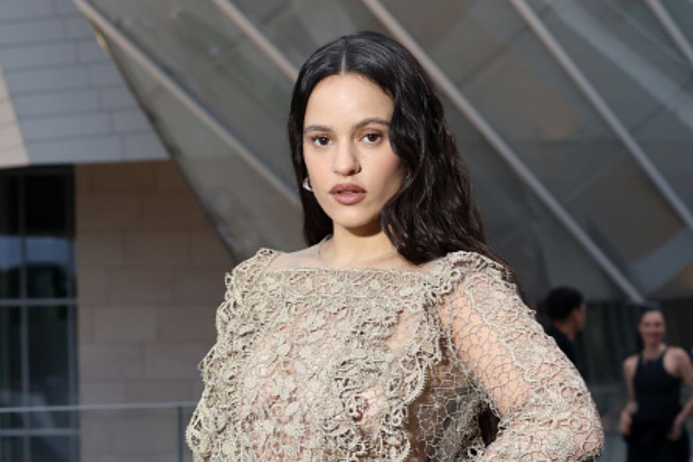 Rosalía mostra prévia de música inédita em live e anuncia feat. com Lisa