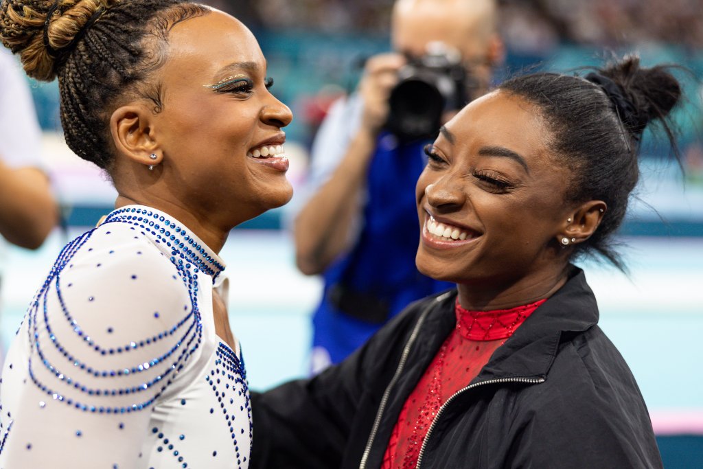 Rebeca Andrade comenta sobre amizade com Simone Biles: “A gente se apoia”