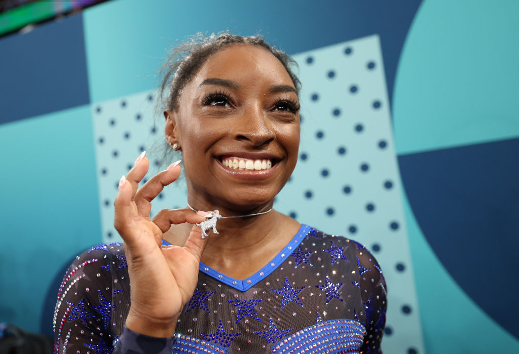 Colar da Simone Biles exibe que ela é a ‘melhor de todos os tempos’