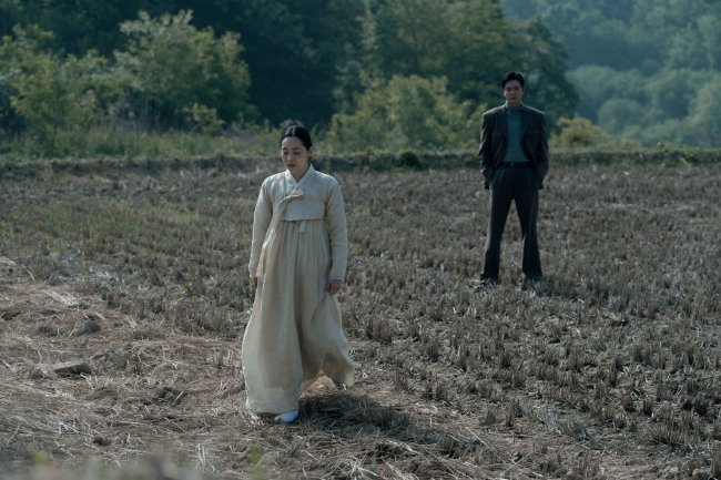 Foto dos atores Kim Min-ha e Lee Min-ho em Pachinko.