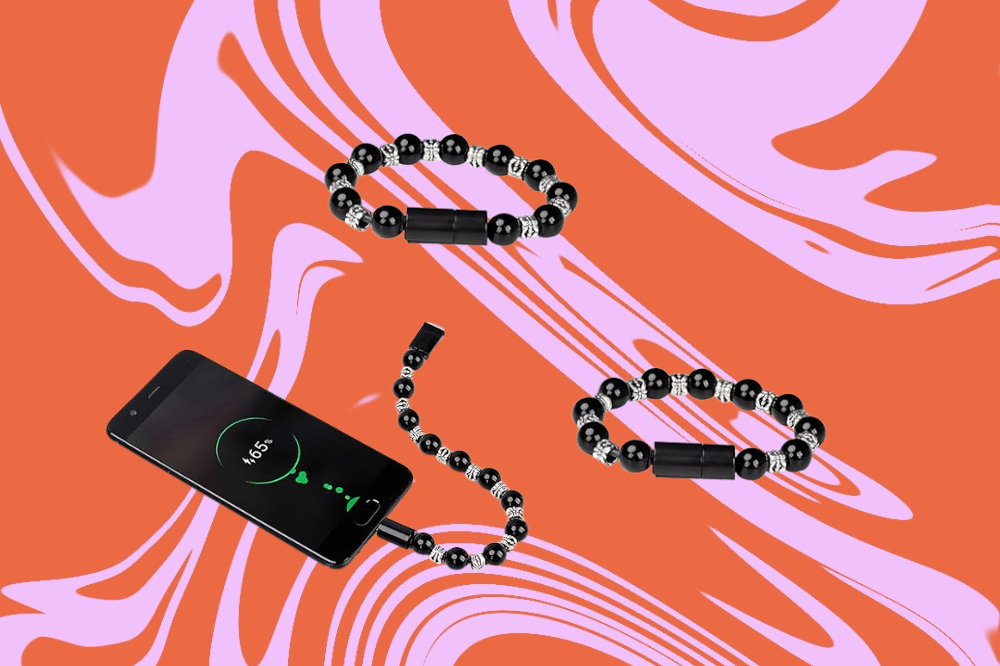 Os carregadores mais legais que encontramos na Amazon Imagem de um carregador de celular em formato de pulseira de miçanga preta e branca.