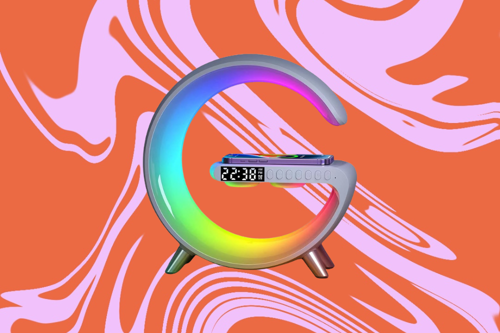 Os carregadores mais legais que encontramos na Amazon Imagem de um carregador em formato de G, branco com led colorido por dentro, em um fundo laranja e rosa.
