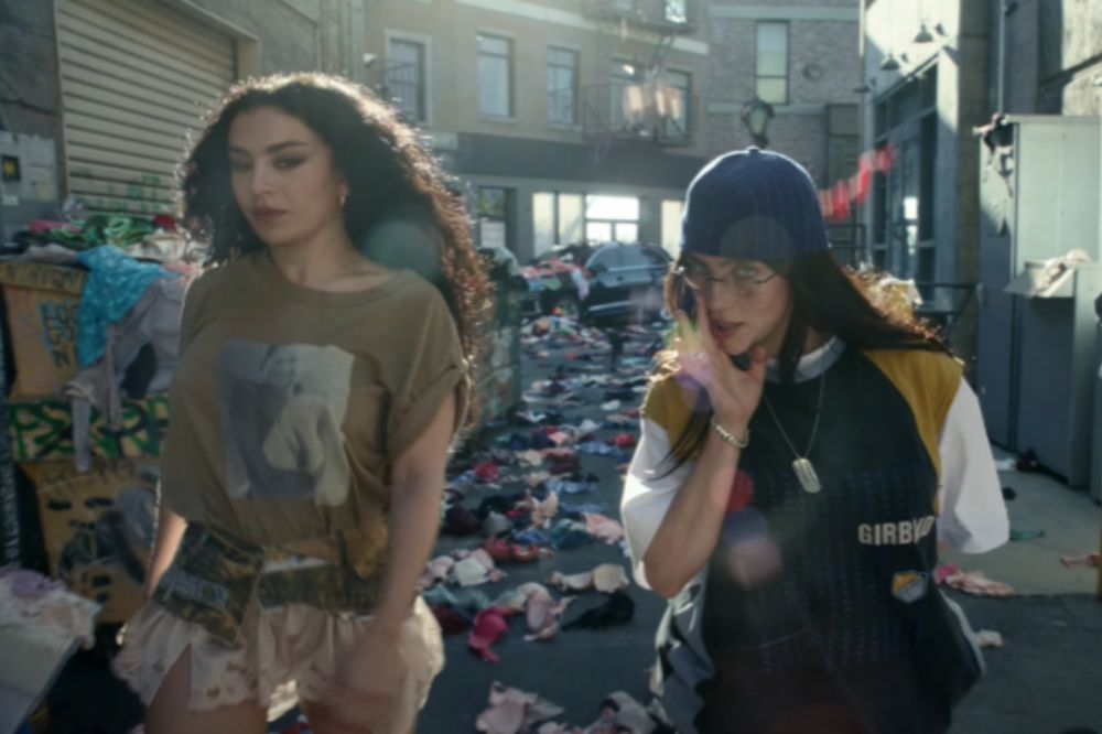 Parceria de Charli xcx e Billie Eilish é destaque em lançamentos da semana