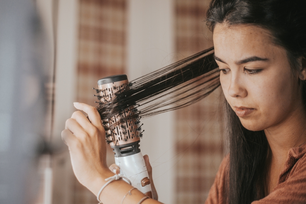 15 opções de escovas secadoras que prometem alisar e modelar o cabelo