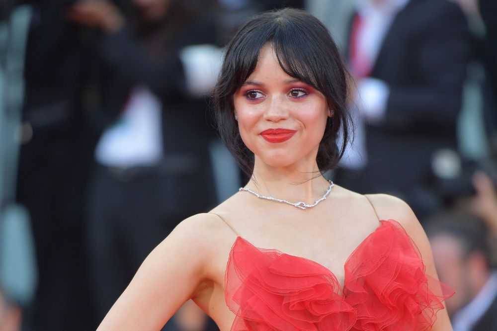 Jenna Ortega faz referência a Beetlejuice com look vermelho em Veneza