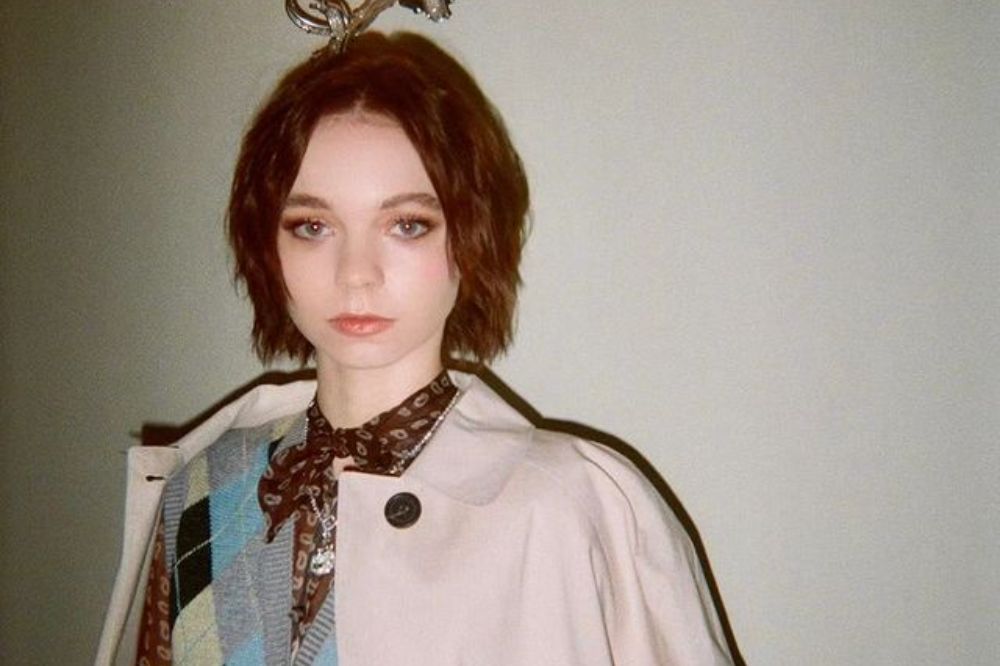 O estilo vintage de Emma Myers de Manual de Assassinato Para Boas Garotas