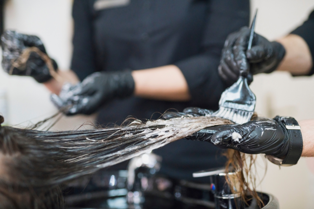 Mechas ‘free hands’ agridem menos o cabelo e garantem efeito natural