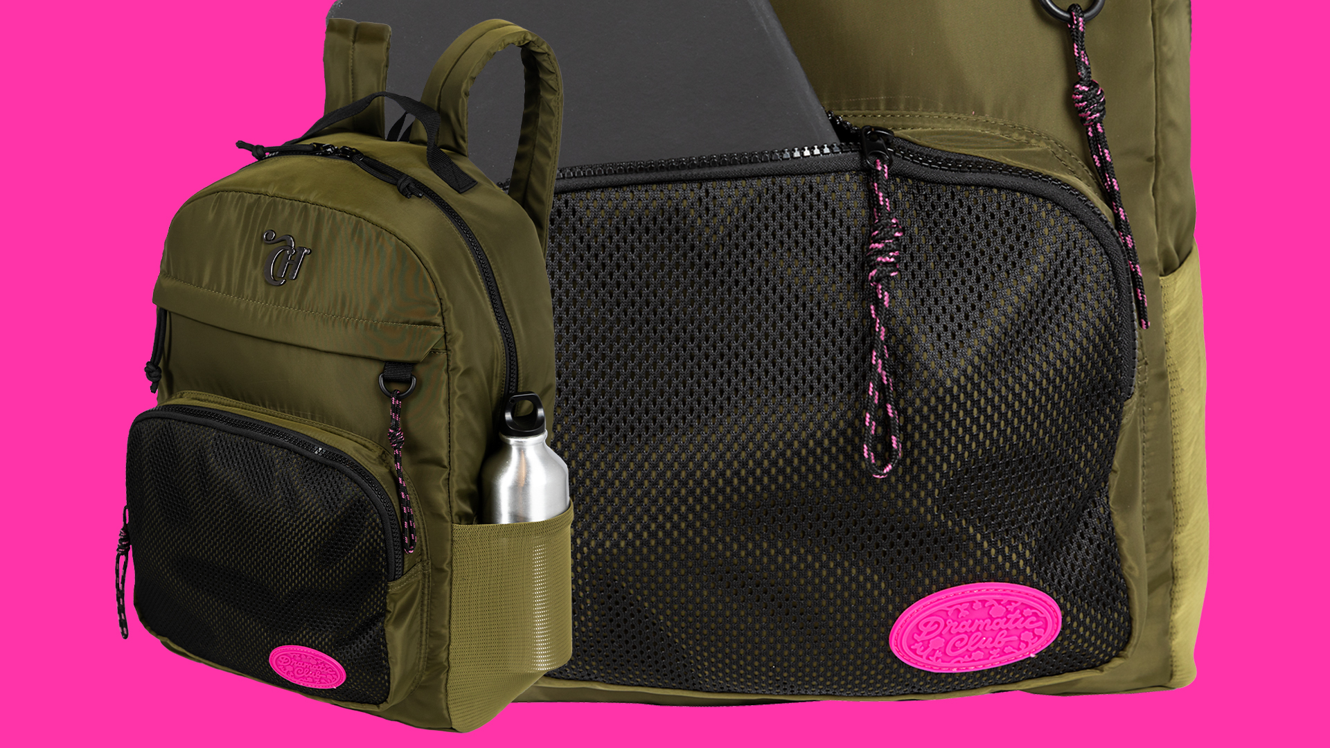 mochilas-sestini-capricho-VA-2024-5 Duas imagens de mochila na cor verde militar com detalhes em preto e uma garrafa de inox em um dos compartimentos
