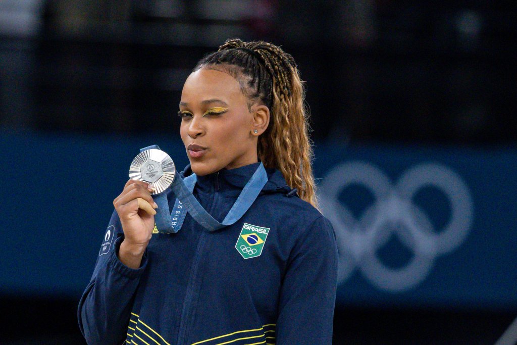 Rebeca Andrade e Isaquias recebem recepção calorosa da torcida brasileira