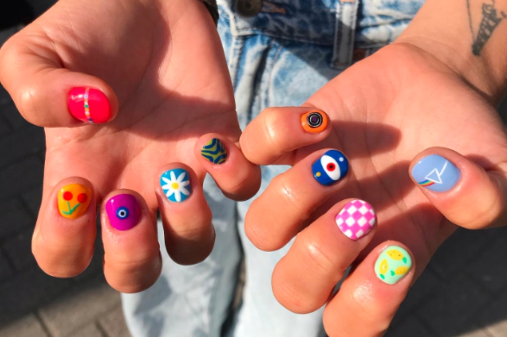 16 ideias de unhas curtas decoradas que agradam diferentes estilos