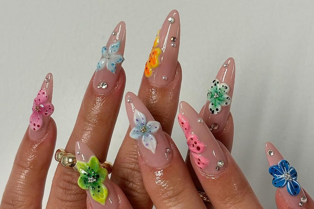 ‘Unhas de hibisco’ é a próxima tendência de nail art floral e colorida