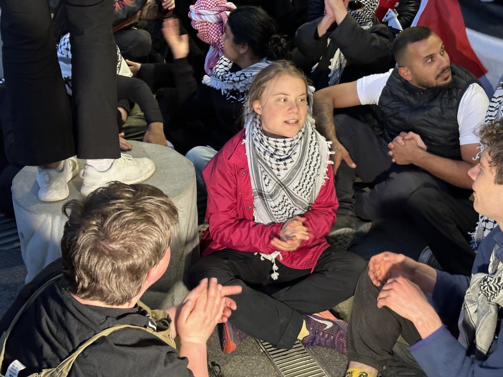 Greta Thunberg protesta contra guerra em Gaza e é presa na Dinamarca