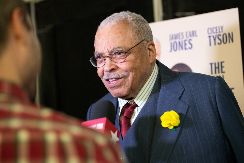 James Earl Jones, dono da voz de Darth Vader e Mufasa, morre aos 93 anos