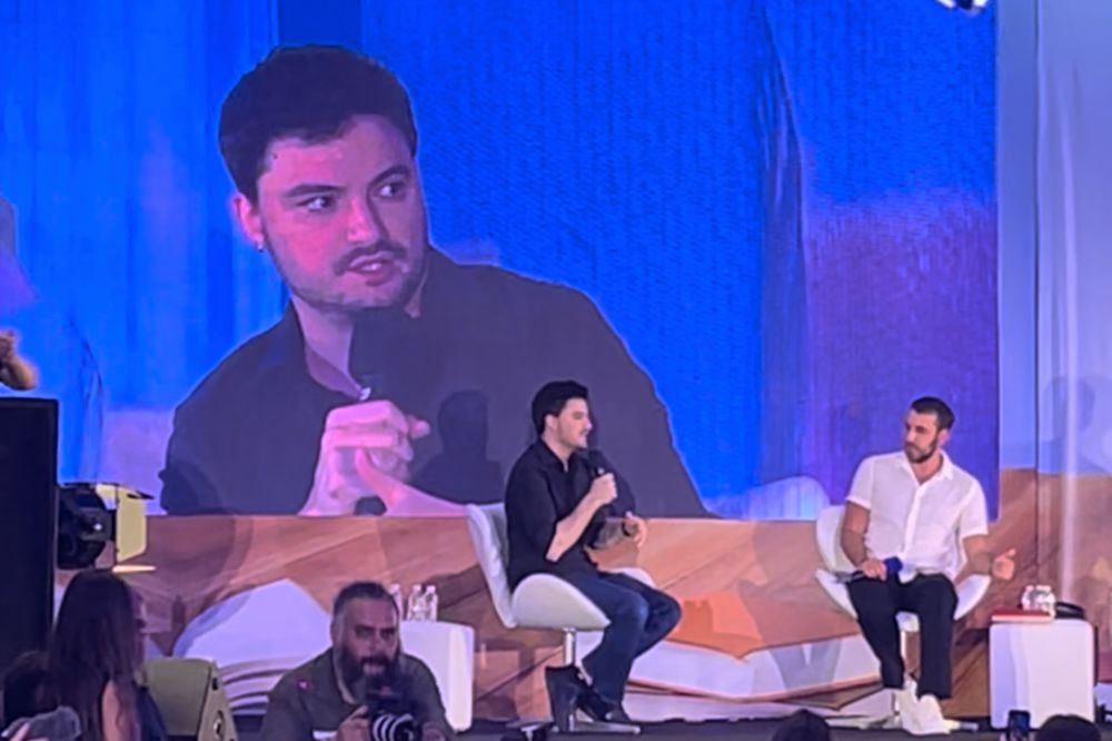 Felipe Neto reafirma necessidade de leitura para uma sociedade autônoma