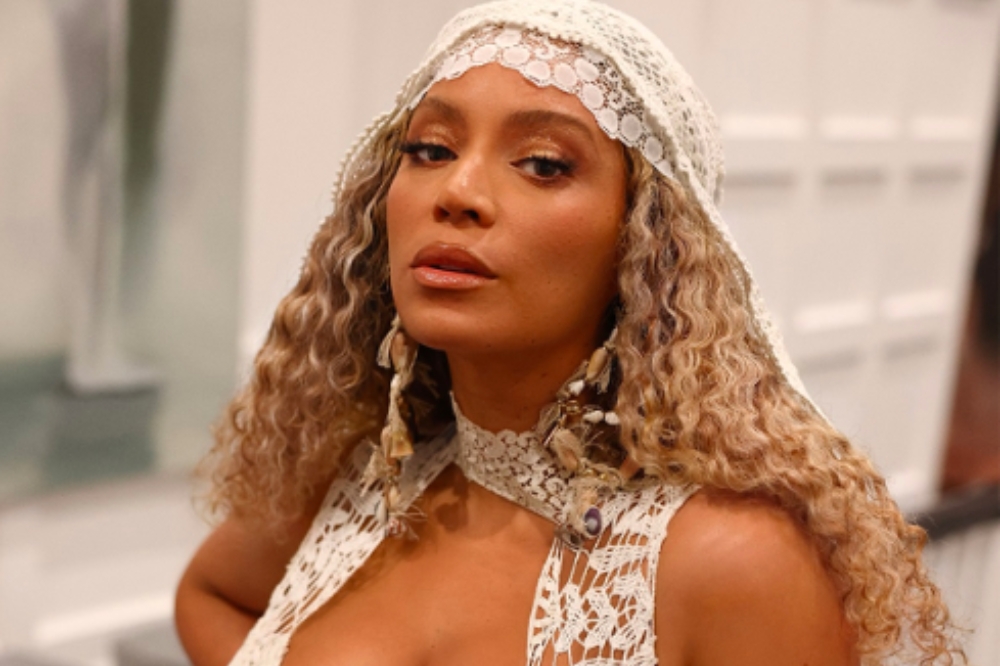 Beyoncé usa look floral da marca brasileira Farm em casamento