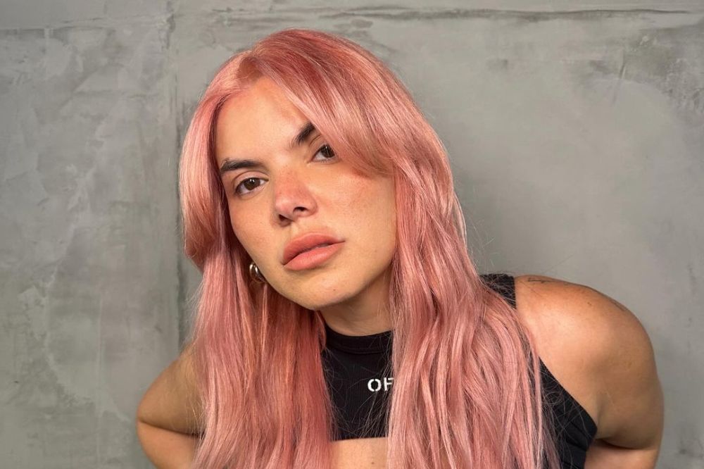 Cabelo ‘cherry blonde’ é tendência ao trazer tom rosé iluminado aos fios