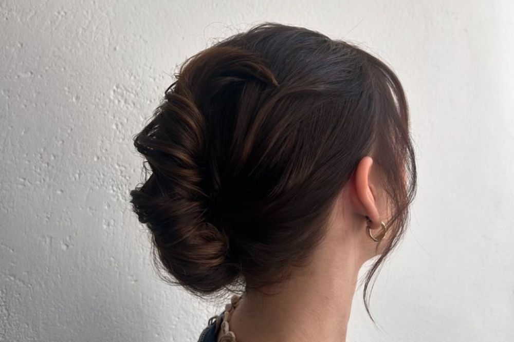 Coque ‘french twist’ é tendência de penteado que voltou dos anos 90