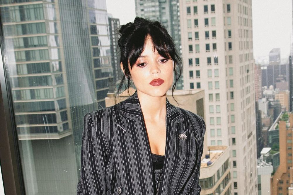 Jenna Ortega homenageia o filme nos looks da divulgação de Beetlejuice 2