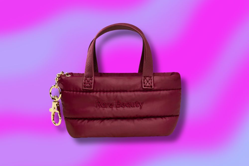 rare-beauty-mini-chaveiro Rare Beauty Mini Puffy Tote Keychain - Merlot